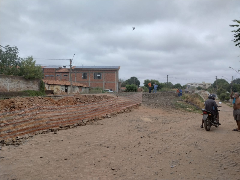 Moradores do bairro Ilhotas protestam contra fechamento de passagens de nível durante obra do metrô - (Reprodução)