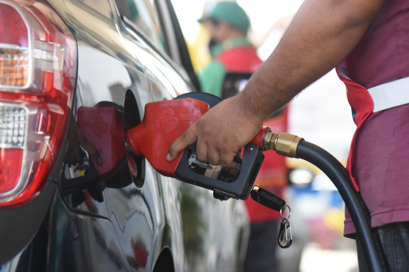Queda no preço dos combustíveis ainda deve demorar para chegar aos consumidores, afirma Sindipostos