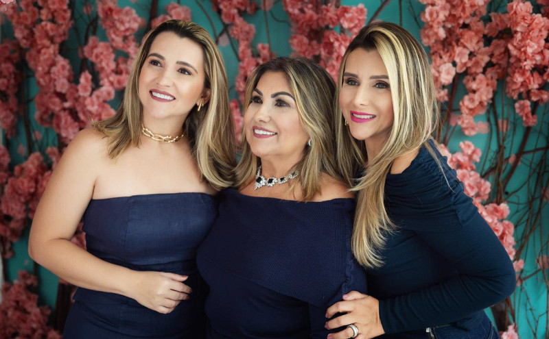 #Mamys #Mãe&Filhas - Um click das queridas Regina Célia Bezerra com as filhas Milena Tajra e Paula Moreira em ensaio badalado. Chics!!! - (Divulgação)