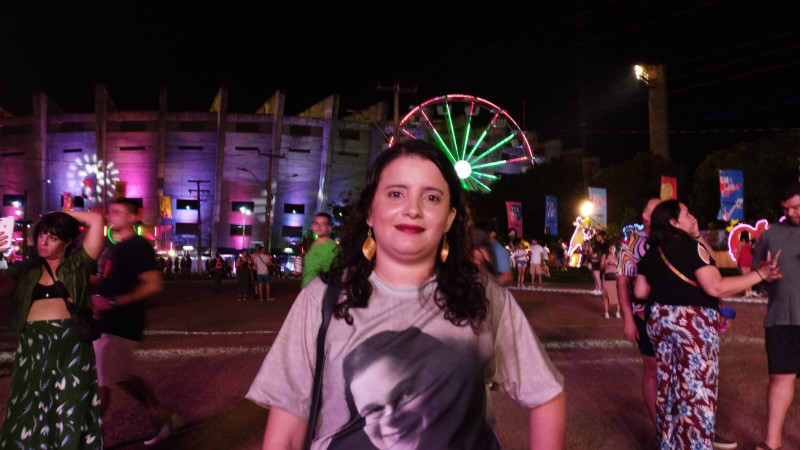 A estudante acompanha a segunda noite de shows no Albertão - (Isabela Lopes / O DIA)
