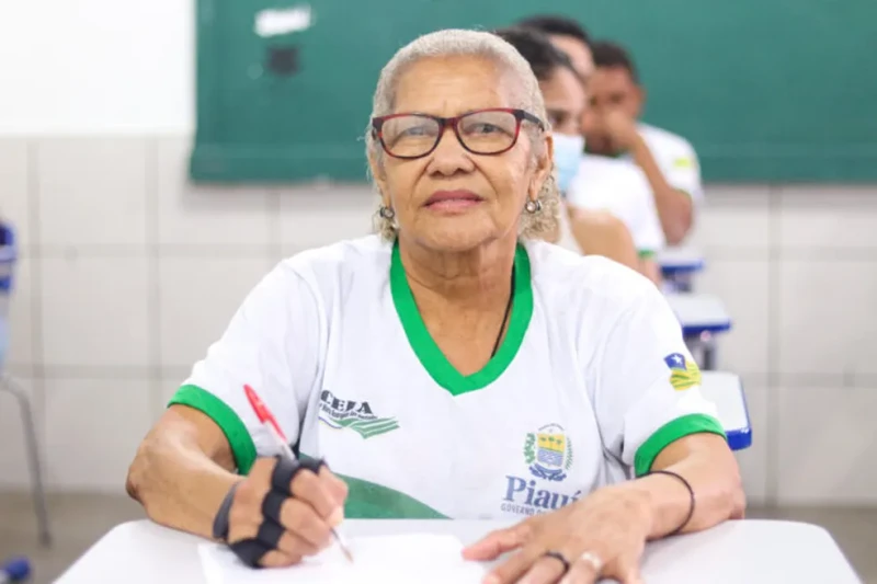 Jovens, adultos e idosos que se alfabetizarem no Piauí receberão bolsa de R$ 600; saiba como