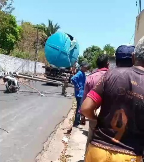 Motociclista morre esmagado por poste após acidente envolvendo caminhão no bairro Pedra Mole - (Reprodução / Redes Sociais)