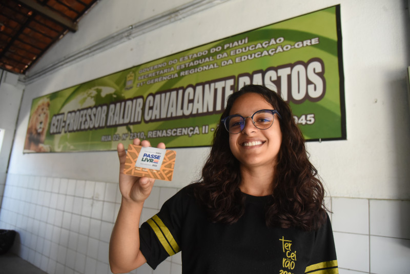 Maria Yasmin Rodrigues (17) está se preparando para realizar as provas do Enem - (Assis Fernandes/O Dia)
