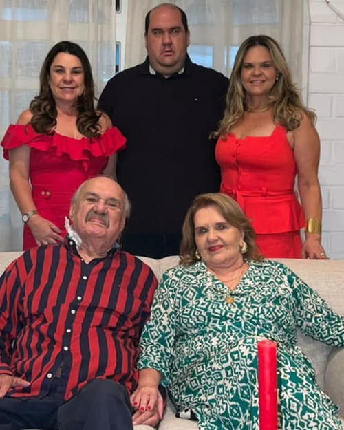  #FelizNatal - Um click da família dos queridos Leal Júnior & Maria Victoria Leal com os seus filhos Anna Flávia, Leal Neto e Juliana Leal. em noite especial. Chics!!! - (Arquivo Pessoal)