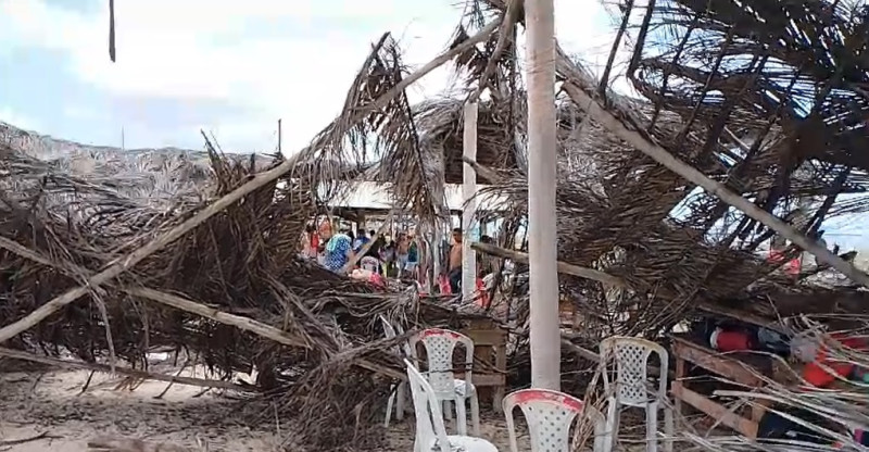 VÍDEO: mulher se balança em rede e derruba barraca na Praia de Atalaia