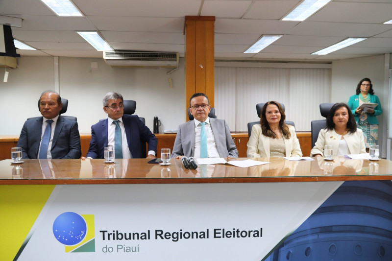 #Posse - Um click da desembargadora Lucicleide Pereira Belo e o desembargador Dioclécio Sousa da Silva tomaram posse como novos integrantes da Corte do Tribunal Regional Eleitoral do Piauí (TRE/PI), na qualidade de membros substitutos, na classe Desembargador, na manhã do dia 8/1, no auditório desembargador Vicente Ribeiro Gonçalves, no edifício sede do TRE/PI. O desembargador e atual presidente do TRE/PI, Sebastião Martins presidiu a posse. Chics!!! - (Arquivo Pessoal)