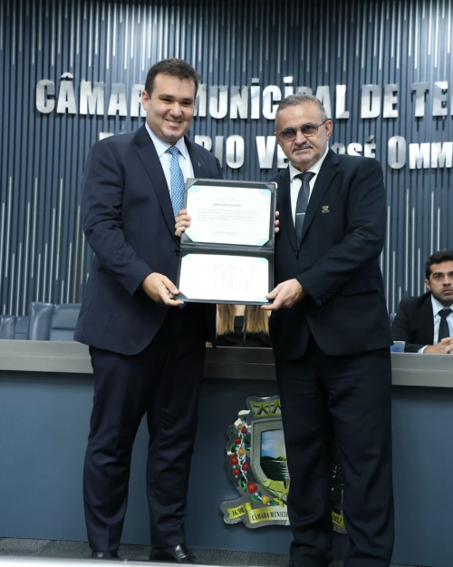 #Título - Um click do médico Dr. Bruno Santos recebeu das mãos do vereador Carlos Ribeiro, na Câmara Municipal de Teresina, o Título de Cidadão Teresinense, uma homenagem à sua trajetória iniciada aos nove anos de idade na capital que o acolheu e inspirou a sua carreira. Chics!!! - (Arquivo Pessoal)