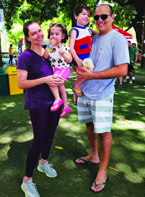 #Family - Um click dos queridos Rafaela Vitalle & Dr. Carlos Tajra com os filhos Isabella e Guilherme curtindo as férias dos filhos. Chics!!! - (Arquivo Pessoal)