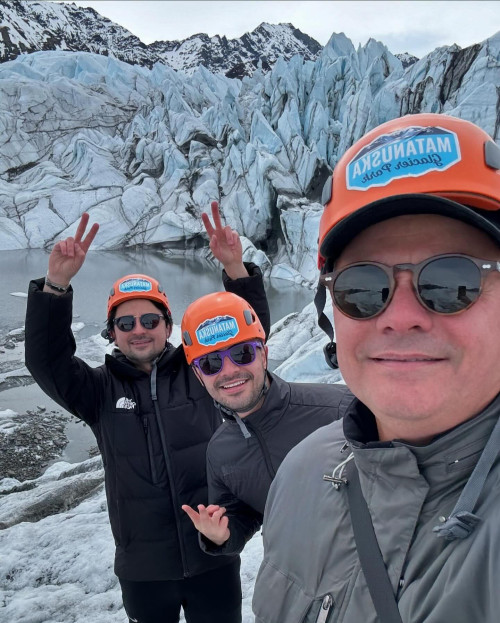 #Internacional - Um click do advogado Valter Alencar Rebelo em viagem pelo Alaska com os filhos Assis Fortes Rebelo e Valter Alencar. Chics!!! - (Divulgação)