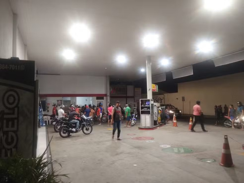 Jovem alvejado em posto de gasolina identificou bandidos antes de morrer, diz polícia