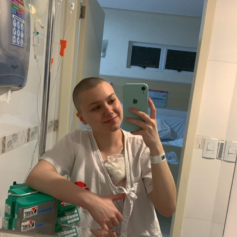 Jovem de 17 anos mostra luta contra câncer terminal nas redes sociais - (Reprodução/Instagram)