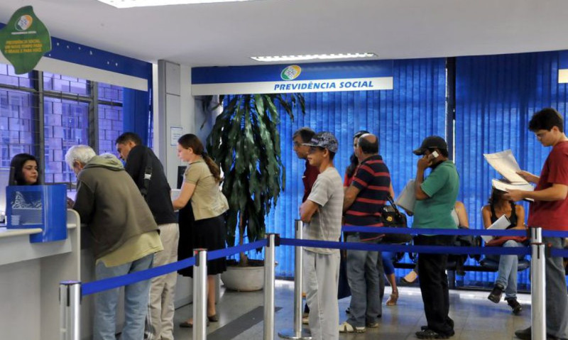 Servidores e peritos do INSS ganharão bônus para reduzir filas de espera