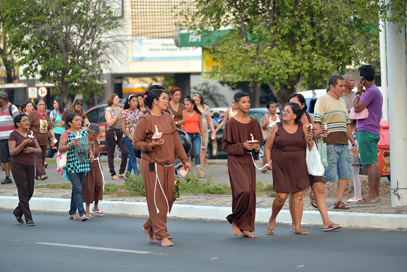 Vestes marrom representam São Francisco de Assis - (Elias Fontenele/Arquivo O DIA)