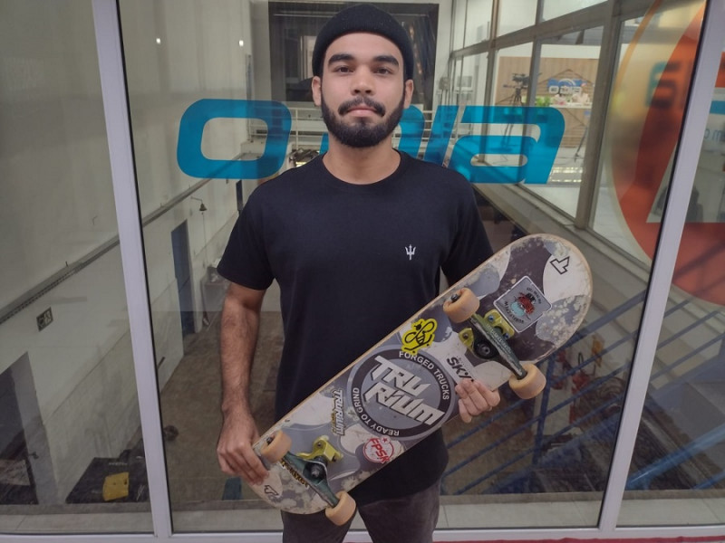 Jhonatan enfrentou barreiras do preconceito para seguir a carreira de skatista. - (André dos Santos / O DIA)