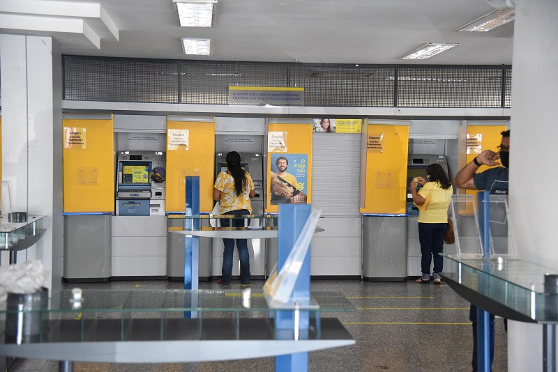 Bancários protestam contra extinção da função de caixa; 200 servidores podem ser afetados no Piauí