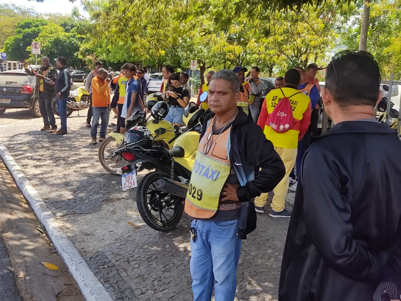 Mototaxistas fazem manifestação em frente ao MPT-PI - (Glayson Costa/ODIA)