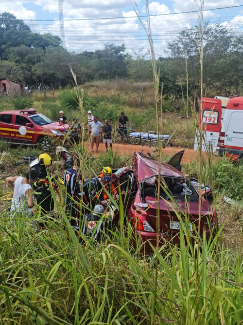 Jovem morre e três ficam feridos após grave acidente entre carro e carreta na Br 343 em Piripiri