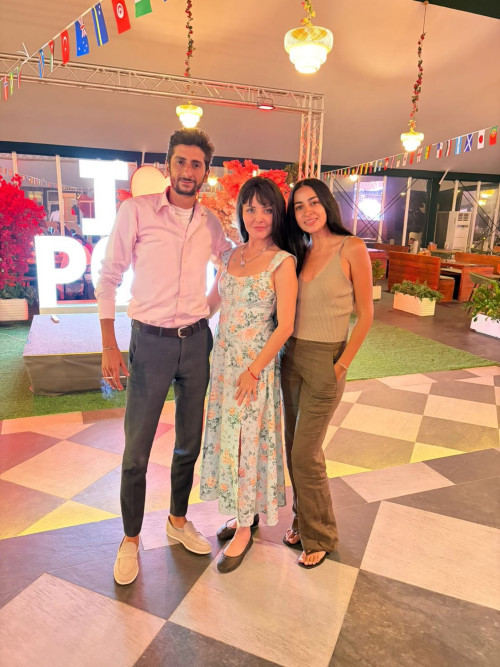 #Internacional - Click da querida @jayannamsoares, que está radicada em Dubai e atuando internacionalmente entre o Brasil e os Emirados Árabes Unidos, a produtora brasileira na companhia de seus amigos próximos Ahlam Faouzi e Ziad Hussein no elegante Al Habtoor Polo Resort. Ahlam Faouzi pertence a uma tradicional família marroquina com forte presença na área jurídica, enquanto Ziad Hussein é engenheiro e empresário do setor da construção civil, com atuação em projetos internacionais na região do Golfo. A internacional @jayannamsoares é sobrinha / filha do desembargador Edvaldo Moura e da juíza Celina Freitas, e filha de João Soares da Costa & @dralusanimourasoares representantes de famílias brasileiras de ascendência marroquina, vem consolidando sua atuação internacional por meio de projetos culturais, empresariais e de comunicação. A amizade entre os três reflete a forte conexão entre Brasil, Marrocos e Emirados Árabes Unidos, unindo tradição, negócios e diversidade cultural em uma das cidades mais cosmopolitas do mundo. Saudades amiga. Chics!!!  - (Arquivo Pessoal)