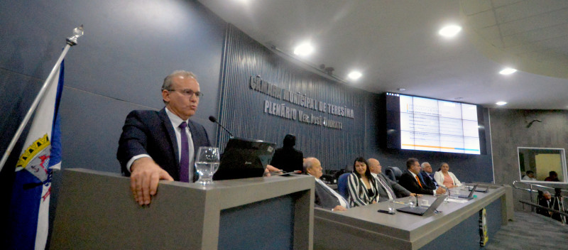 Ex-prefeito Firmino Filho durante leitura de mensagem na Cãmara Municipal de Teresina - (Assis Fernandes/ O DIA)