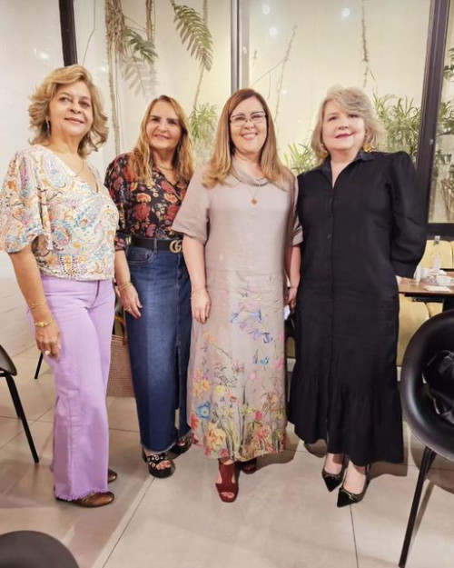 #Amigas - Um click das queridas Vera Santos, Fernanda Portela Carneiro, Claudia Claudino e Liana Portela em noite de reunião do Elos Clube. Chics!!! - (Arquivo Pessoal)