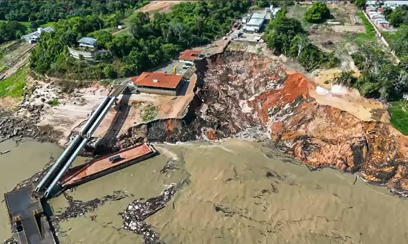 VÍDEO: Deslizamento de terra arrasta casas e deixa criança desaparecida no Amazonas - (Reprodução)