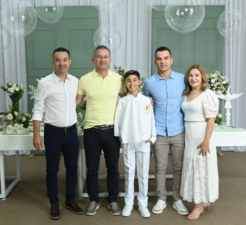 #Family - Um click dos queridos Dr. Jocerlano Sousa & Sávia Dourado, José Nunes Filho, Fabrício Santos, Iraceara Soares, Bernardo e Rafaela reunidos na Eucaristia de Gabriel Dourado de Sousa. Chics!!! - (Arquivo Pessoal)