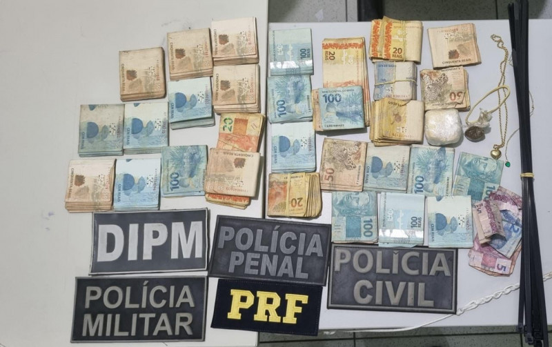 Dinheiro apreendido em poder da mulher presa em Parnaíba - (Divulgação/SSP-PI)