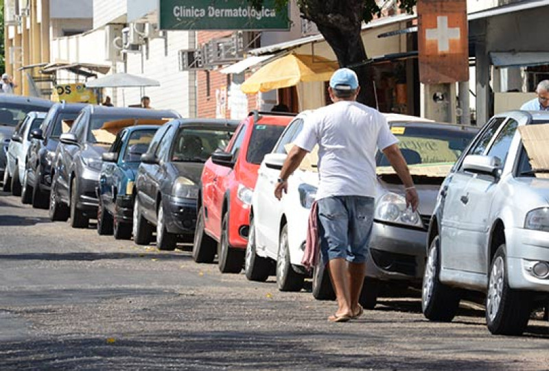 Projeto de lei quer proibir flanelinhas em Teresina - (Assis Fernandes/O Dia)