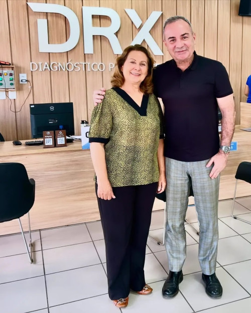 #Visita - "Terça feira 9/07 de visita á empresária e grande amiga de nossa família, dra Ana Maria Rios @clinicadrx onde recebi a feliz notícia que contaremos com o seu apoio, familiares e colaboradores nesta nossa caminhada à câmara municipal de Teresina. Obrigado dra Ana pela calorosa acolhida e valioso apoio. Saiba que revitalizar o centro de Teresina será um de nossos principais objetivos. Conte comigo nessa luta!!!" @henriquerebellothe - (Divulgação)