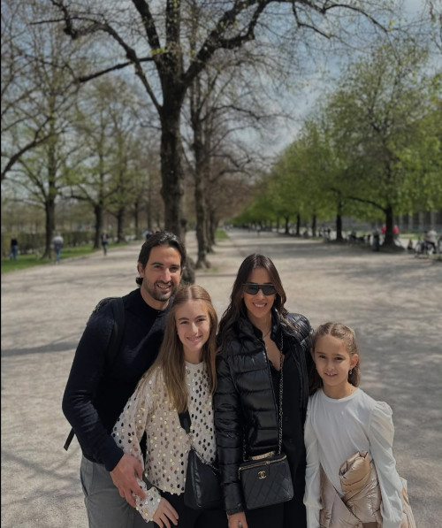 A empresária Ludmila Eulálio Araújo Carvalho e o empresário Igor Carvalho com as filhas Isabel e Maria Cecília, aproveitam dias de férias em Monique / Alemanha. Chics!!! - (Arquivo Pessoal)