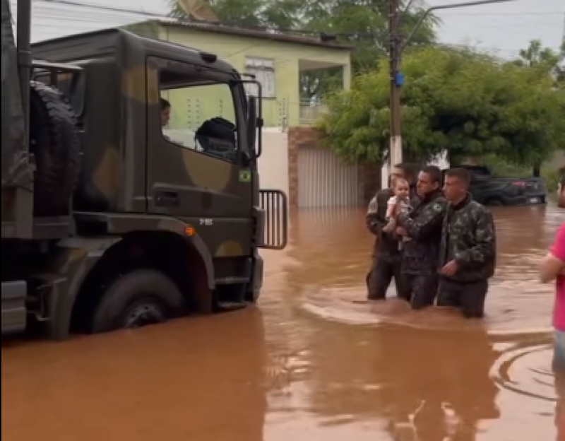 Bebê foi resgatado durante a chuva em Picos - (Reprodução)