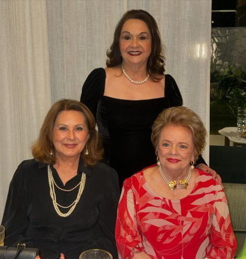 #ClubedoChá - Um click das queridas a empresária e atual do Clube do Chá, Ana Maria Araújo Rios, Elaine Nogueira e Lúcia Silveira em almoço do Clube do Chá. Chics!!! - (Arquivo Pessoal)