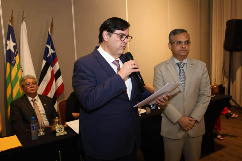 #Posse - Click do advogado Fábio Miranda, que tomou posse como presidente do Rotary Teresina Leste, iniciando uma nova etapa à frente da instituição de serviços, com a presença dos familiares, amigos e o advogado Sebastião Rodrigues. Chics!!! - (Arquivo Pessoal)