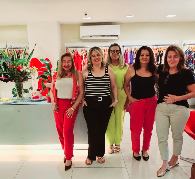 #Aniversário - Um click das queridas Pastora de Brito com as amigas Luciana Barros, Elizabeth Zanovello, Loudes Batista e Bárbara Noronha, comemorando o aniversário da empresária Pastora de Brito (1º/3). Chics!!! - (Arquivo Pessoal)