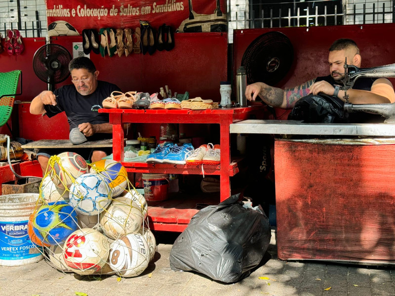 Sapateiro, profissão milenar que ultrapassa gerações - (Foto: Jorge Machado)