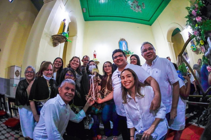 #Festejos - "Os festejos de Santo Antônio em Campo Maior começam nesta sexta-feira com a Procissão do Mastro. Esse evento, considerado Patrimônio Cultural Imaterial do Piauí, representa uma das maiores manifestações religiosas do nosso estado. Os 15 dias da festa do padroeiro da cidade já fazem parte do calendário piauiense, com uma programação repleta de atrações culturais, comidas típicas e excelentes oportunidades para a prática do turismo na região! Deixamos aqui um convite especial para você participar desse grande evento." Governador Rafael Fonteles. Chics!!! - (Divulgação)