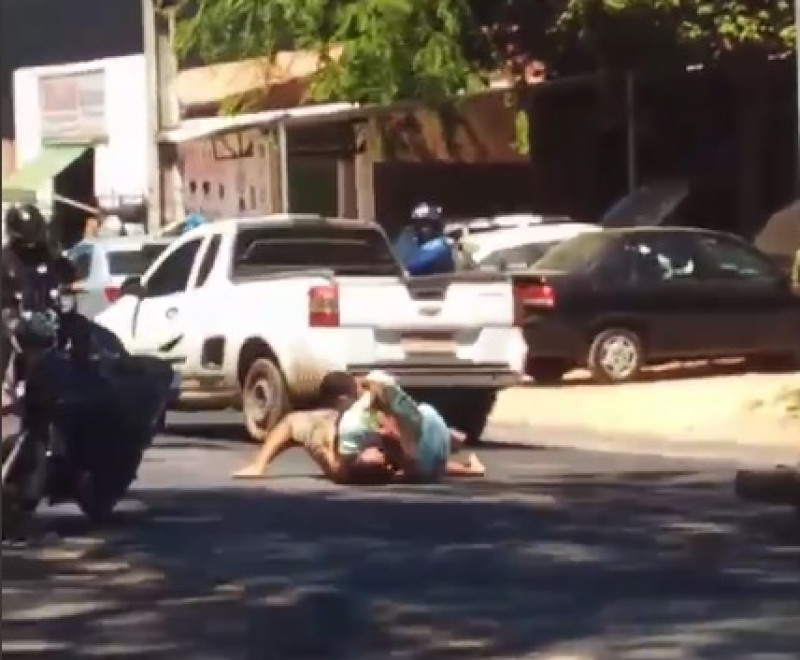 VÍDEO: parentes trocam socos e briga interrompe trânsito no Dirceu