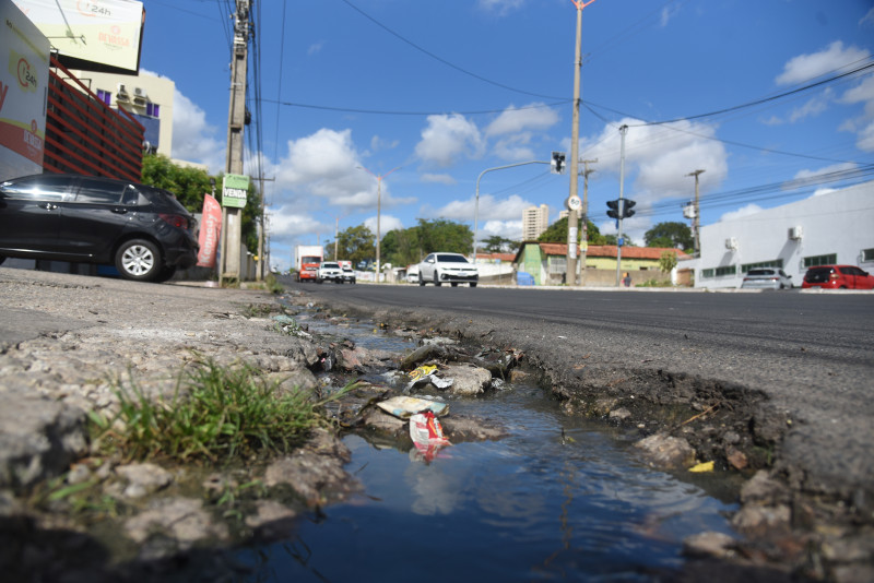 Buracos e esgoto a céu aberto colocam motoristas e pedestres em risco na Avenida Barão de Castelo Branco