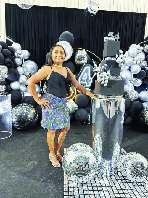 Professor e decoradora Maria Antônia Santos, brindou seus 54 anos de vida, domingo (1) com badalada festa no Espaço Santus Eventos de sua propriedade, com direito drinks, jantar e música ao vivo da cantora Luana Campos (Banda Top Gun) e cantor Onofre Neto. - (Arquivo Pessoal)