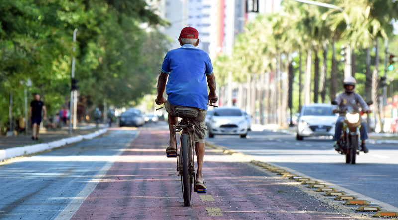 Com 65 km de ciclovias, bicicleta é alternativa econômica para se locomover por Teresina - (Assis Fernandes/O Dia)