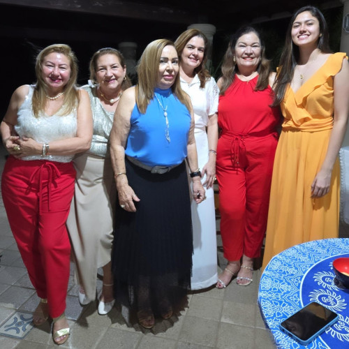 #Festa - Um click da querida empresária Delcy Marques, que reuniu em grande estilo familiares e amigos para comemorar o seu aniversário. A comemoração foi também a despedida da sua belíssima residência, a empresária está de mudança para um novo endereço: a casa construída no Alphaville. Chics!!! - (Luciêne Sampaio)