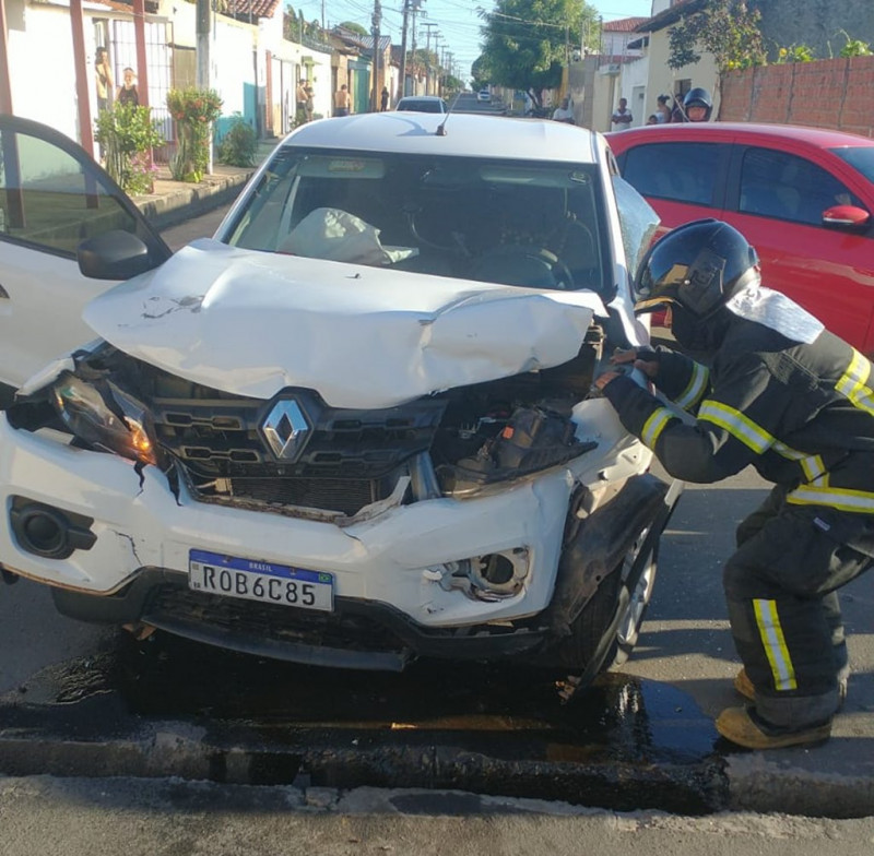 Colisão entre dois veículos deixa mulher ferida na zona Sudeste de Teresina