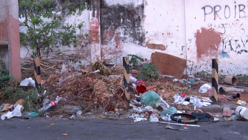 Lixo acumulado em calçada causa transtorno a moradores na Vermelha