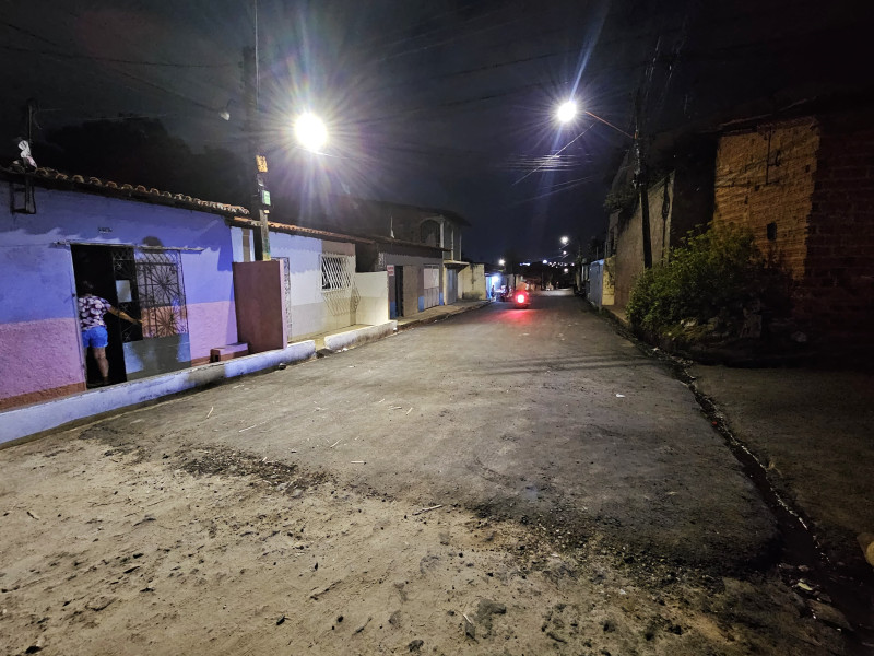 Asfalto foi passado em somente metade da via Cantor Cazuza, na Vila da Paz - (Jailson Soares/O Dia)