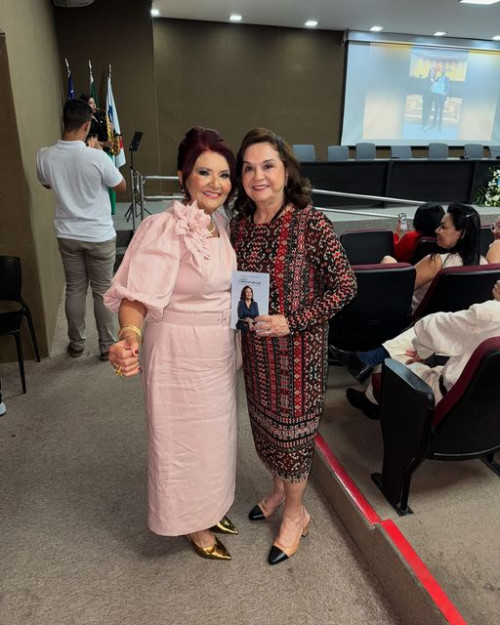 #Livro - Um click das queridas A ex-senadora Eliane Nogueira com a sua amiga, a advogada Conceição Carcará, que lançou na noite de 3/12 o seu livro “Uma vida dedicada à advocacia: minha história de superação e conquista”. Chics!!! - (Arquivo Pessoal)