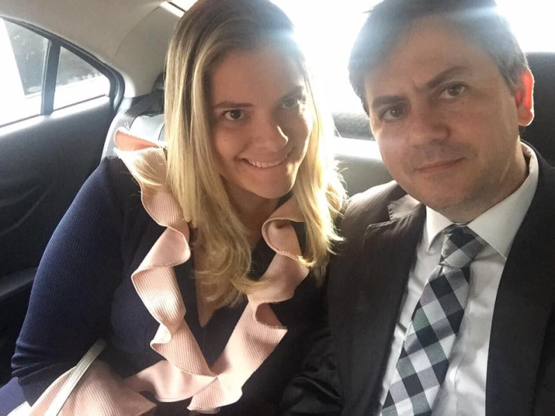 Parabéns para o cirurgião bariátrico Gustavo Santos!!! Comemora a sua esposa, a empresária Ana Lygia Sampaio em família. Chics!!! - (Arquivo Pessoal)