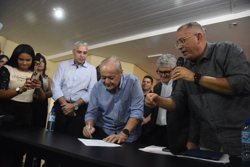 Silvio Mendes durante assinatura da carta de compromisso - (Assis Fernandes/ODIA)