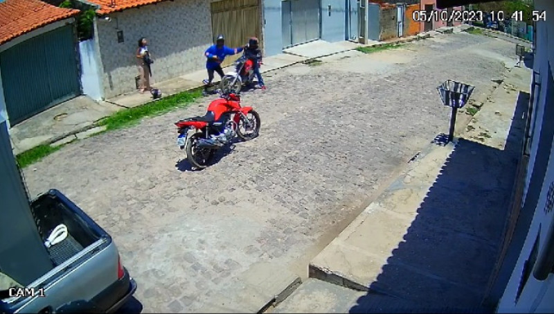 Vídeo mostra assaltantes fazendo arrastão no bairro Alto da Ressurreição