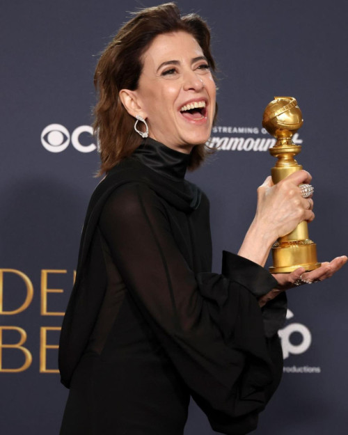 #Prêmio - 25 anos depois, uma história de talento se repete! Fernanda Montenegro com o “Globo de Ouro” de “Melhor Filme Estrangeiro” para “Central do Brasil”, que ela protagonizou. A filha, Fernanda Torres com o troféu de “Melhor Atriz de Filme de Drama”, por “Ainda Estou Aqui”. Ambos os longas foram dirigidos por Walter Salles. Eram 25 anos sem um prêmio para o nosso país. Chics!!! - (Arquivo Pessoal)