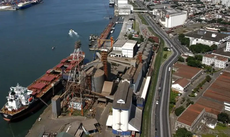O Porto de Santos é o maior complexo portuário da América Latina - (Arquivo/Agência Brasil)